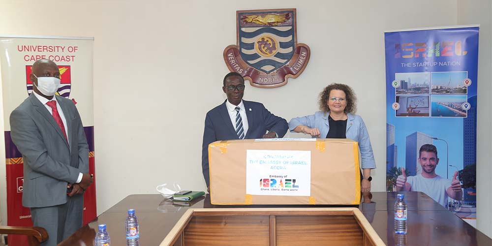 The Israeli Ambassador to Ghana presenting a biogas system to the Vice-Chancellor