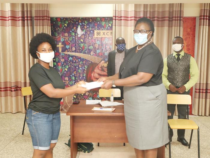 Presentation Presentation of cash to an international student