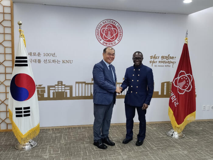 Vice Chancellor of UCC, Prof Johnson Nyarko Boampong with the President of KNU, Won-hwa-Hong, PhD. Vice Chancellor of UCC, Prof Johnson Nyarko Boampong with the President of KNU, Won-hwa-Hong, PhD.