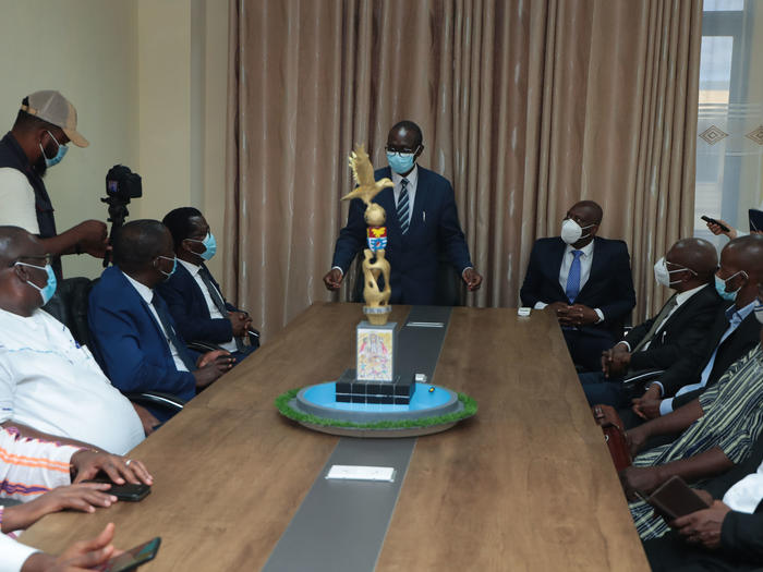 The Vice-Chancellor, Prof. Johnson Nyarko Boampong interacting with the visitors.